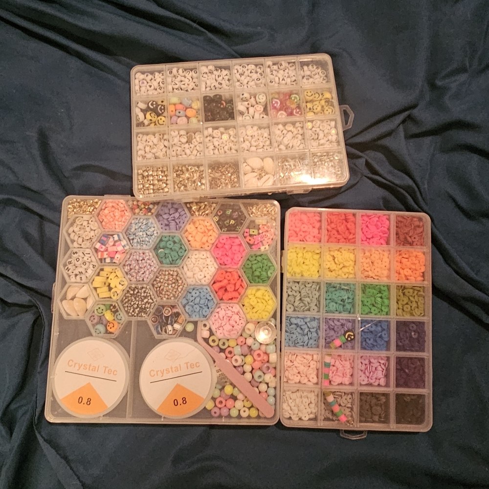 4 Sets Of Colorful Beads With Organizers - Picture 2 of 8